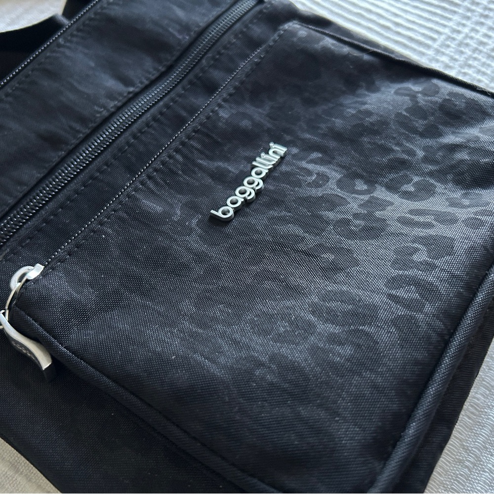 Baggallini Modern Pocket Adjustable Strap Black Leopard-Print Crossbody Bag